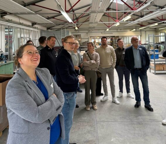 Verschiedene Mitglieder vom KJU Iserlohn zu Besuch bei HELIOS Heizelemente