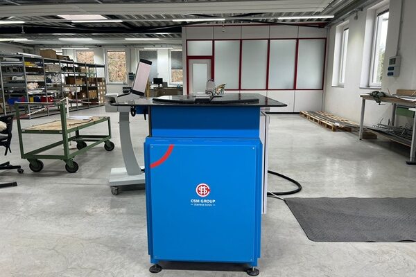 Das Bild zeigt eine vollautomatische Biegemaschine für Rohrheizkörper bei HELIOS in Neuenrade