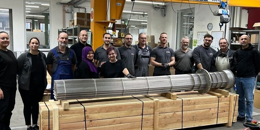 HELIOS employees with a flanged heating element