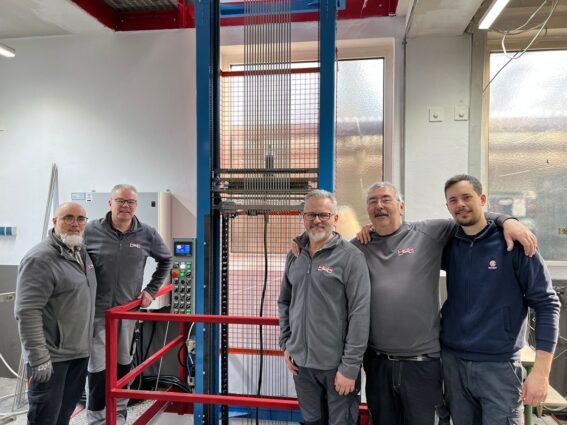 HELIOS employees in front of the new filling machine