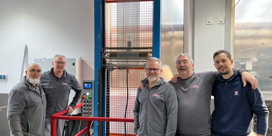 202603 Training für neue Füllmaschine HELIOS HELIOS Heizelemente Mitarbeitende vor der neuen Füllmaschine für Rohrheizkörper